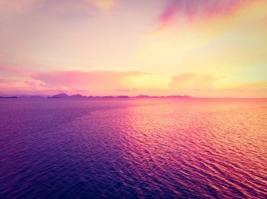 Güzel tropikal plaj ve deniz hurma ve koh samui Adası Tayland tatil ve seyahat için günbatımı zaman diğer ağacında havadan görünümü