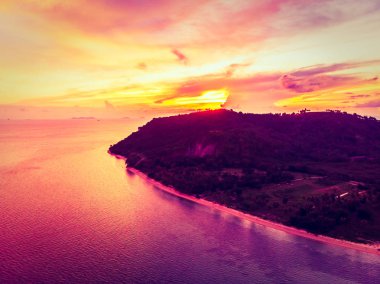 Güzel tropikal plaj ve deniz hurma ve koh samui Adası Tayland tatil ve seyahat için günbatımı zaman diğer ağacında havadan görünümü