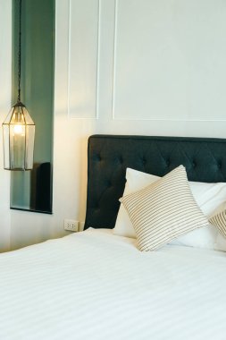 Otel yatak odası iç dekorasyonda yatak üzerinde rahat yastık