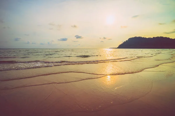 Wunderschöner Tropischer Strand Und Meer Mit Kokospalmen Paradiesinsel Bei Sonnenuntergang — Stockfoto