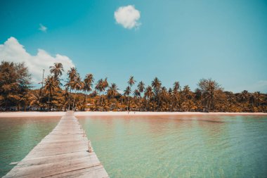 Ahşap iskele veya Cennet Adası için seyahat etmek tatil tropikal plaj ve ile köprü