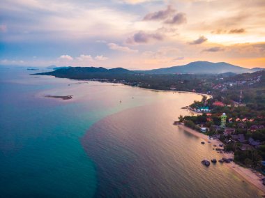Güzel tropikal plaj ve deniz hurma ve koh samui Adası Tayland tatil ve seyahat için gündoğumu zaman diğer ağacında havadan görünümü