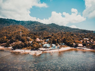 Güzel tropikal plaj ve deniz hurma ve koh samui Adası seyahat ve tatil için diğer ağacında havadan görünümü