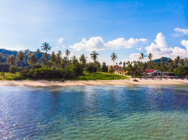 Güzel tropikal plaj ve deniz hurma ve koh samui Adası seyahat ve tatil için diğer ağacında havadan görünümü