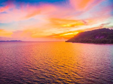 Güzel tropikal plaj ve deniz hurma ve koh samui Adası Tayland tatil ve seyahat için günbatımı zaman diğer ağacında havadan görünümü