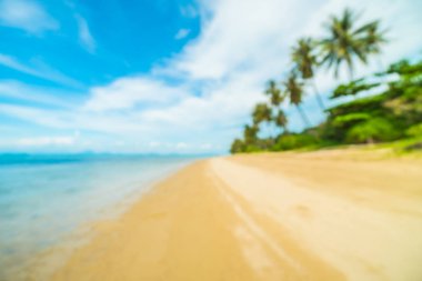 Soyut bulanıklık ve tropikal plaj ve deniz seyahat ve tatil için Hindistan cevizi hurma ağacı arka plan ile defocused