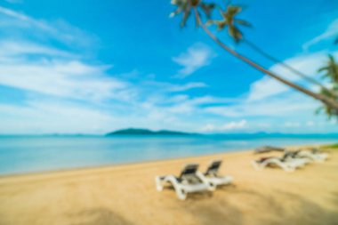 Soyut bulanıklık ve tropikal plaj ve deniz seyahat ve tatil için Hindistan cevizi hurma ağacı arka plan ile defocused