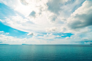 Güzel beyaz bulut mavi gökyüzü ve deniz ya da okyanus arka planı için