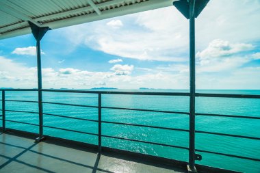 Güzel deniz ya da okyanus görünüm dış dükkanı veya tekne ile balkon