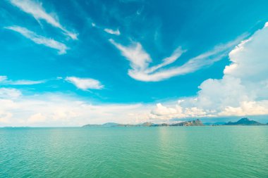 Güzel beyaz bulut mavi gökyüzü ve deniz ya da okyanus arka planı için