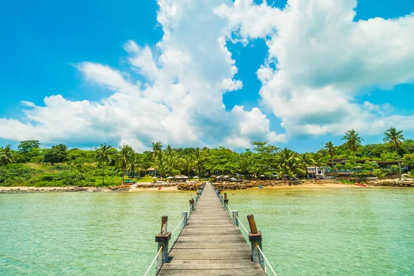 Ahşap iskele veya Cennet Adası için seyahat etmek tatil tropikal plaj ve ile köprü