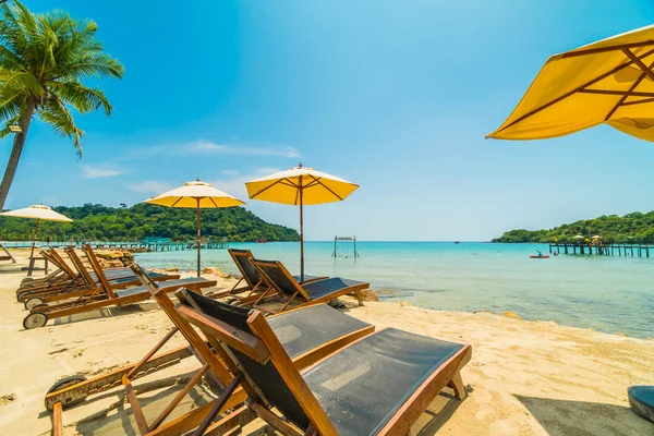 Şemsiye ve güzel tropikal plaj ve deniz paradise Island Seyahat ve tatil için Hindistan cevizi hurma ağacı ile sandalye