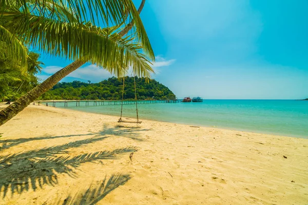 Güzel tropikal plaj ve deniz paradise Island Seyahat ve tatil için Hindistan cevizi hurma ağacı