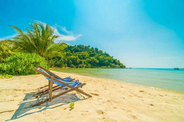 Güzel tropikal plaj ve deniz paradise Island Seyahat ve tatil için Hindistan cevizi hurma ağacı