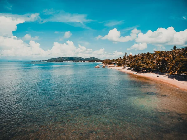 Koh samui Adası Tatil ve seyahat için mavi gökyüzünde üzerinde pek çok ağaç ve beyaz bulut deniz ve plaj güzel havadan görünümü