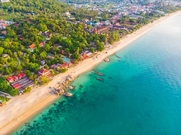 Güzel tropikal plaj ve deniz hurma ve koh samui Adası seyahat ve tatil için diğer ağacında havadan görünümü