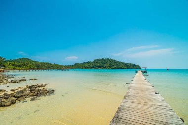 Ahşap iskele veya Cennet Adası için seyahat etmek tatil tropikal plaj ve ile köprü