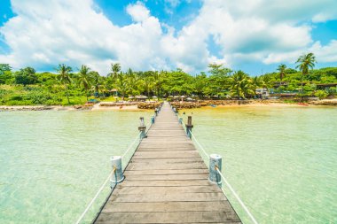 Ahşap iskele veya Cennet Adası için seyahat etmek tatil tropikal plaj ve ile köprü