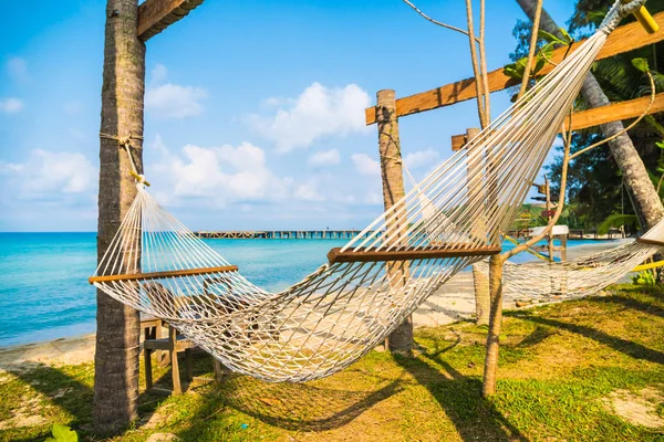 Hängematte Schönen Tropischen Strand Und Meer Mit Blauem Himmel Urlaubskonzept — Stockfoto
