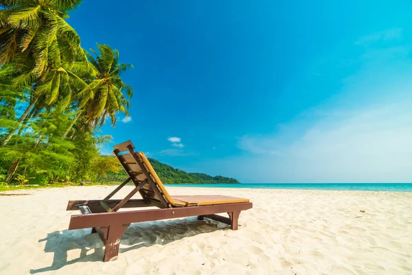 美しい自然の熱帯のビーチと海の楽園の島のココナッツのヤシの木と椅子を旅行休暇 — ストック写真