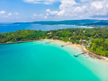 Plaj ve deniz paradise Island tatil için Hindistan cevizi hurma ağacı ile güzel havadan görünümü