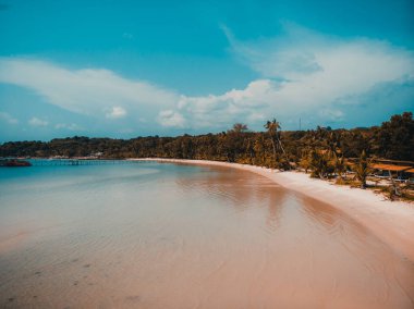 Güzel doğa tropikal plaj ve deniz kayık tekne ve Hindistan cevizi hurma ağacı Cennet Adası için seyahat etmek tatil