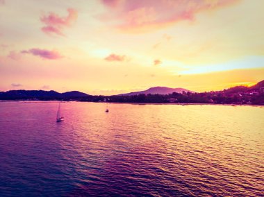 Güzel tropikal plaj ve deniz hurma ve koh samui Adası Tayland tatil ve seyahat için gündoğumu zaman diğer ağacında havadan görünümü