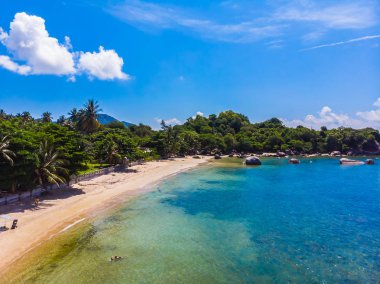 Koh samui Adası Tatil ve seyahat için mavi gökyüzünde üzerinde pek çok ağaç ve beyaz bulut deniz ve plaj güzel havadan görünümü