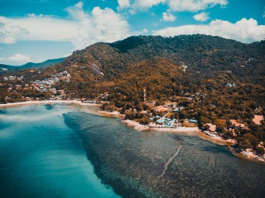 Koh samui Adası Tatil ve seyahat için mavi gökyüzünde üzerinde pek çok ağaç ve beyaz bulut deniz ve plaj güzel havadan görünümü