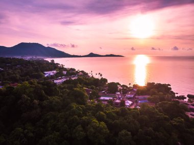 Güzel tropikal plaj ve deniz hurma ve koh samui Adası Tayland tatil ve seyahat için gündoğumu zaman diğer ağacında havadan görünümü