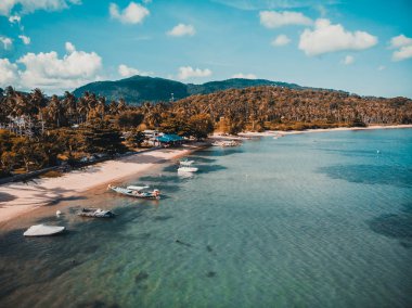 Güzel tropikal plaj ve deniz hurma ve koh samui Adası seyahat ve tatil için diğer ağacında havadan görünümü