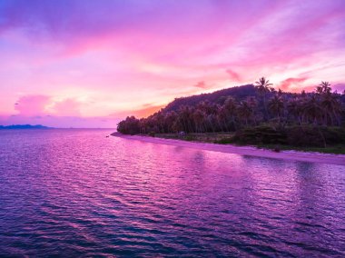 Güzel tropikal plaj ve deniz hurma ve koh samui Adası Tayland tatil ve seyahat için günbatımı zaman diğer ağacında havadan görünümü