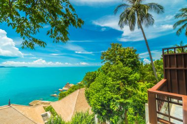 Plaj ve deniz ile Hindistan cevizi hurma ağacı koh samui Adası Tayland seyahat ve tatil için güzel havadan görünümü