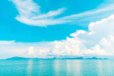 Güzel beyaz bulut mavi gökyüzü ve deniz ya da okyanus arka planı için