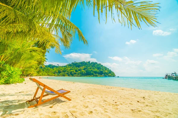 Scaun Frumoasa Plaja Tropicala Mare Palmier Nuca Cocos Insula Paradisului — Fotografie, imagine de stoc