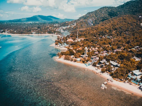 Hermosa Vista Aérea Playa Mar Con Muchos Árboles Nubes Blancas —  Fotos de Stock