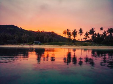 Güzel tropikal plaj ve deniz hurma ve koh samui Adası Tayland tatil ve seyahat için günbatımı zaman diğer ağacında havadan görünümü