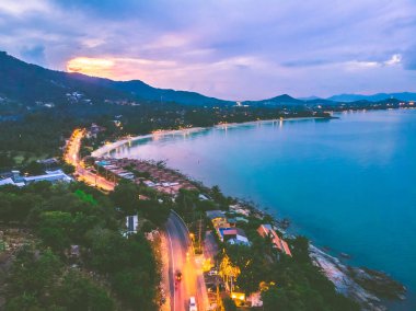 Güzel tropikal plaj ve deniz hurma ve koh samui Adası Tayland tatil ve seyahat için günbatımı zaman diğer ağacında havadan görünümü