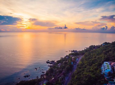 Güzel tropikal plaj ve deniz hurma ve koh samui Adası Tayland tatil ve seyahat için günbatımı zaman diğer ağacında havadan görünümü