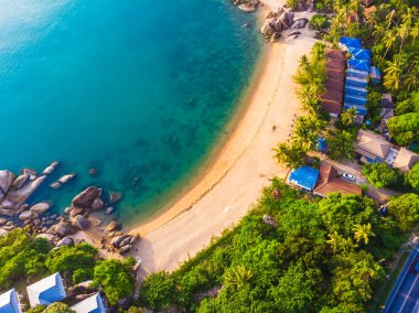 Güzel tropikal plaj ve deniz hurma ve koh samui Adası seyahat ve tatil için diğer ağacında havadan görünümü