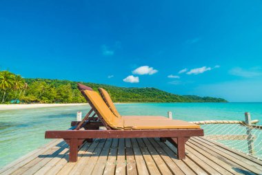 Ahşap iskele veya köprü tropikal plaj ve deniz paradise Island Seyahat ve tatil için