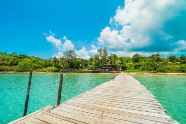 Ahşap iskele veya Cennet Adası için seyahat etmek tatil tropikal plaj ve ile köprü