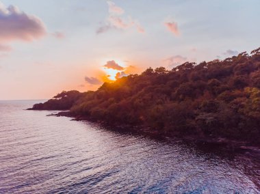 Günbatımı zaman adada deniz ve plaj Hindistan cevizi hurma ağacı ile havadan görünümü