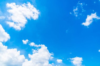 güzel beyaz bulut mavi gökyüzü arka plan üzerinde