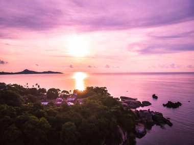 Güzel tropikal plaj ve deniz hurma ve koh samui Adası Tayland tatil ve seyahat için gündoğumu zaman diğer ağacında havadan görünümü
