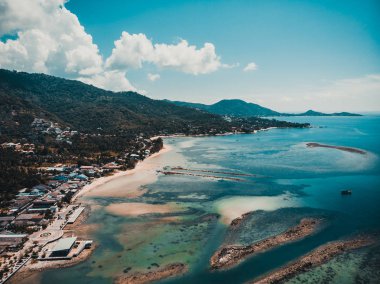 Güzel tropikal plaj ve deniz hurma ve koh samui Adası seyahat ve tatil için diğer ağacında havadan görünümü