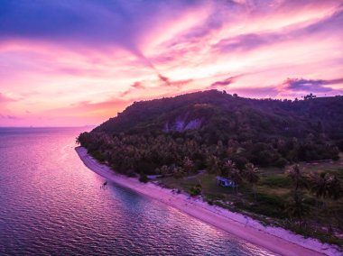 Güzel tropikal plaj ve deniz hurma ve koh samui Adası Tayland tatil ve seyahat için günbatımı zaman diğer ağacında havadan görünümü