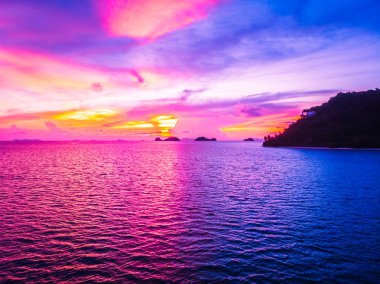 Güzel tropikal plaj ve deniz hurma ve koh samui Adası Tayland tatil ve seyahat için günbatımı zaman diğer ağacında havadan görünümü