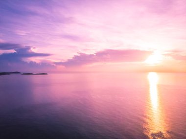 Güzel tropikal plaj ve deniz hurma ve koh samui Adası Tayland tatil ve seyahat için günbatımı zaman diğer ağacında havadan görünümü