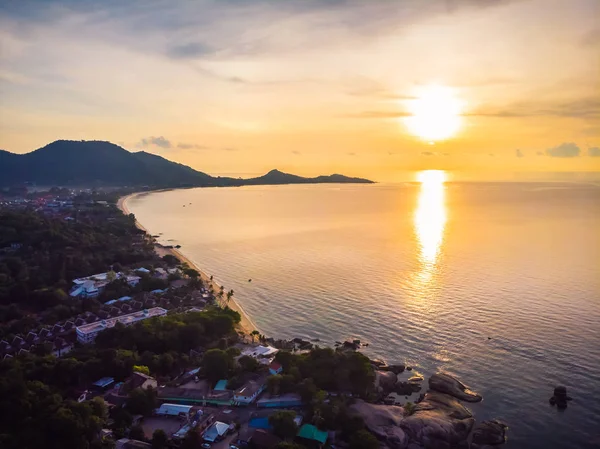 Güzel tropikal plaj ve deniz hurma ve koh samui Adası Tayland tatil ve seyahat için gündoğumu zaman diğer ağacında havadan görünümü